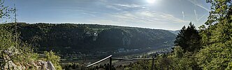 Der Blick von der Klamm lässt uns über den Main-Donau-Kanal und das Talschweifen. Auf der gegenüberliegenden Seite blinzt die Burg Prunn, aus den bewaldeten Hängen heraus.